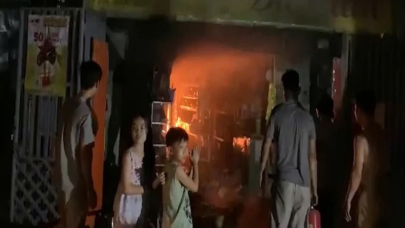 Bình Phước: Cháy cửa hàng tạp hóa chợ Tân Thành, lửa bốc lên dữ dội, thiêu rụi gần như hoàn toàn - Ảnh 1 Bình Phước: Cháy cửa hàng tạp hóa chợ Tân Thành, lửa bốc lên dữ dội, thiêu rụi gần như hoàn toàn - Ảnh 1