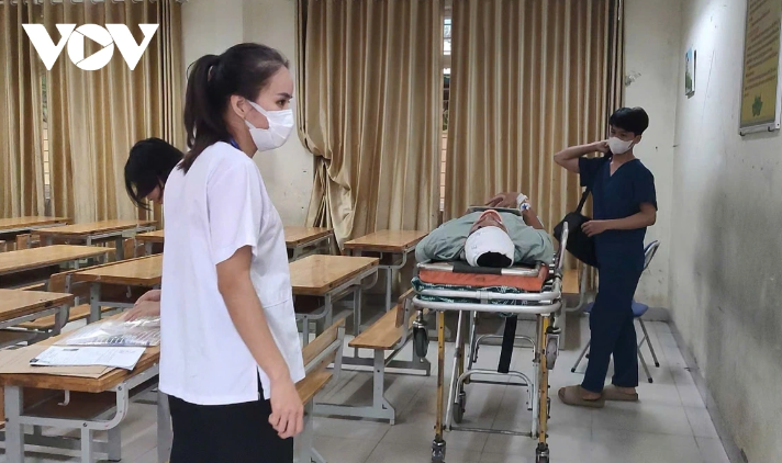 Nam sinh bị tai nạn sau môn thi toán, nén đau đến điểm thi bằng cáng đã hoàn thành bài thi - Ảnh 2