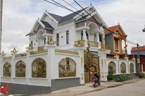 Hàng xóm nói về biệt thự của một đối tượng cầm đầu đường dây lừa đảo hơn 2.000 tỉ đồng: 'Nhà mới xây xong đầu năm, phải nói là đẹp nhất nhì xã' - Ảnh 2 Hàng xóm nói về biệt thự của một đối tượng cầm đầu đường dây lừa đảo hơn 2.000 tỉ đồng: 'Nhà mới xây xong đầu năm, phải nói là đẹp nhất nhì xã' - Ảnh 2