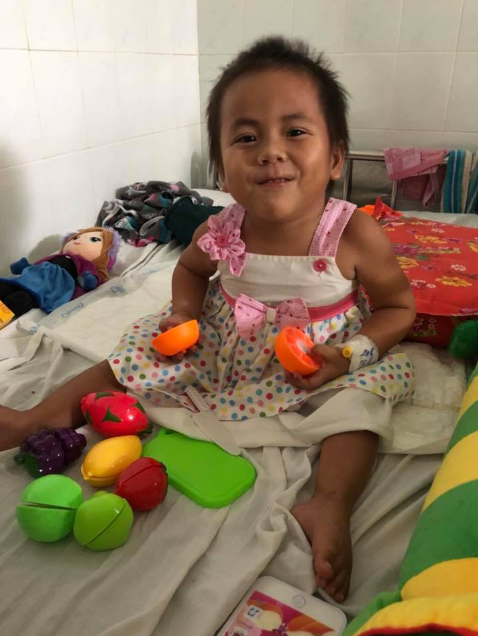 Em bé Mường Lát liệt 2 chân, không mảnh vải che thân giữa trời đông giá rét ngày nào sắp trở về quê, mẹ nuôi tâm sự: 'Có lẽ ý trời chúng ta cũng chỉ nên dừng lại ở đây' - Ảnh 9 Em bé Mường Lát liệt 2 chân, không mảnh vải che thân giữa trời đông giá rét ngày nào sắp trở về quê, mẹ nuôi tâm sự: 'Có lẽ ý trời chúng ta cũng chỉ nên dừng lại ở đây' - Ảnh 9