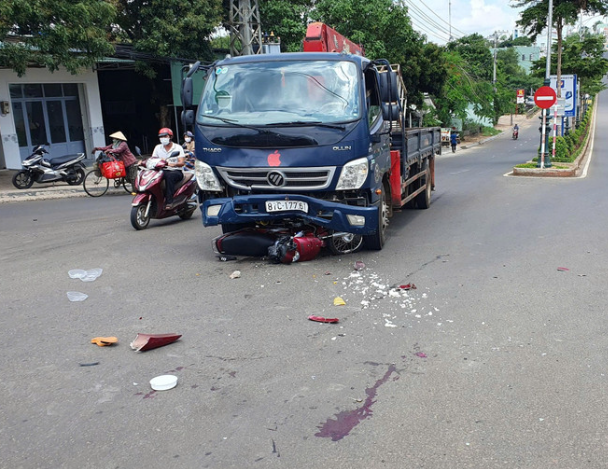 Đi nhận cơm từ thiện, người phụ nữ tử vong sau va chạm với xe tải - Ảnh 1 Đi nhận cơm từ thiện, người phụ nữ tử vong sau va chạm với xe tải - Ảnh 1
