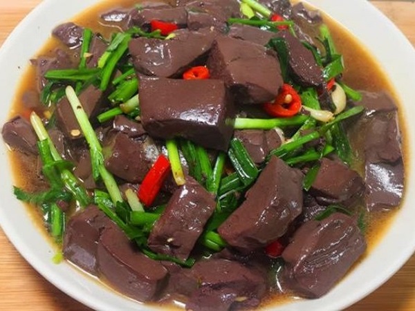 Tiết lợn luộc được coi là 'thần dược' nhưng lại đại kỵ với những nhóm người sau - Ảnh 2 Tiết lợn luộc được coi là 'thần dược' nhưng lại đại kỵ với những nhóm người sau - Ảnh 2