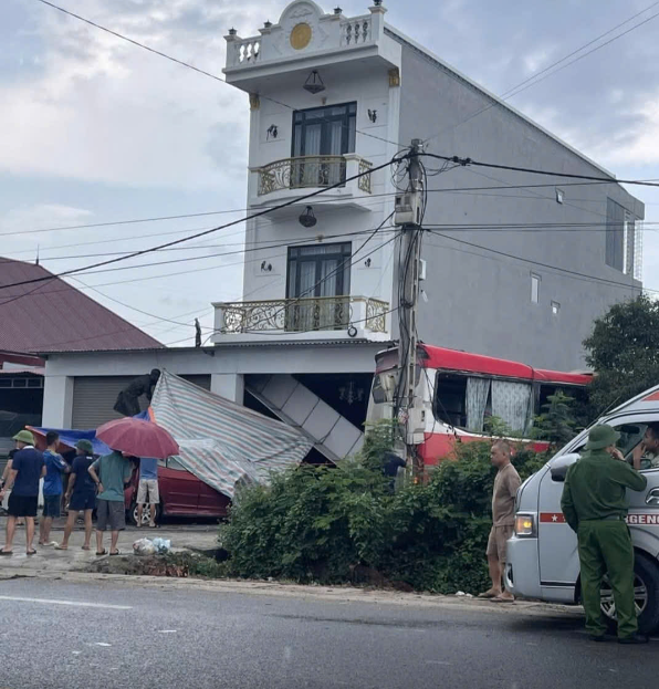 Xe khách 45 chỗ mất lái, đâm vào nhà dân làm 1 người tử vong, 2 người trọng thương - Ảnh 2 Xe khách 45 chỗ mất lái, đâm vào nhà dân làm 1 người tử vong, 2 người trọng thương - Ảnh 2