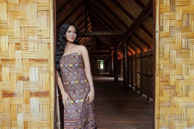 H'Hen Niê thay đổi hoàn toàn gu thời trang khi mang thai con đầu lòng - Ảnh 6 H'Hen Niê thay đổi hoàn toàn gu thời trang khi mang thai con đầu lòng - Ảnh 6
