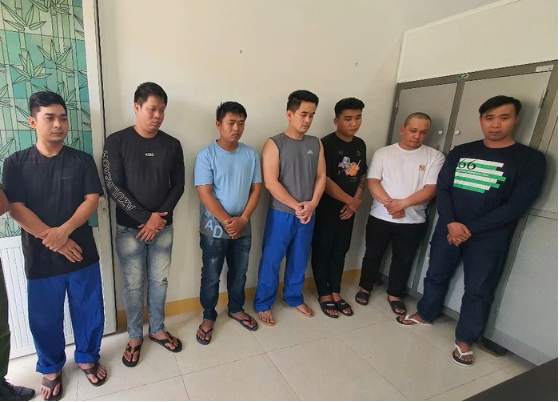 Thông tin MỚI vụ nhóm người mặc áo đen, bịt khẩu trang xông vào đập phá quán phở ở Đắk Lắk: Tạm giữ hình sự 7 đối tượng - Ảnh 1 Thông tin MỚI vụ nhóm người mặc áo đen, bịt khẩu trang xông vào đập phá quán phở ở Đắk Lắk: Tạm giữ hình sự 7 đối tượng - Ảnh 1