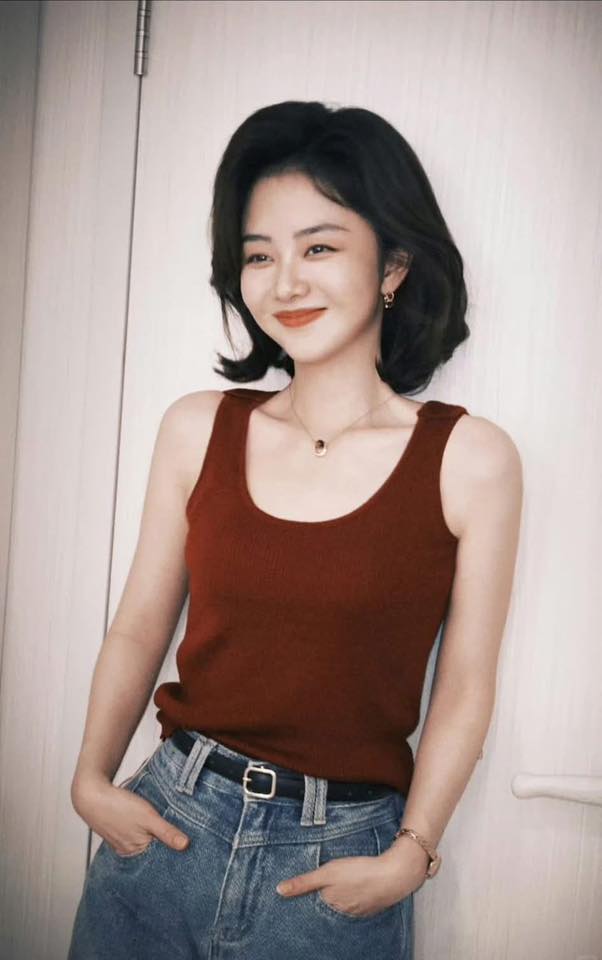 Vẻ ngoài khác lạ của 'nữ thần thanh xuân' Đàm Tùng Vận, nhan sắc ra sao mà 'gây sốt' cõi mạng? - Ảnh 4