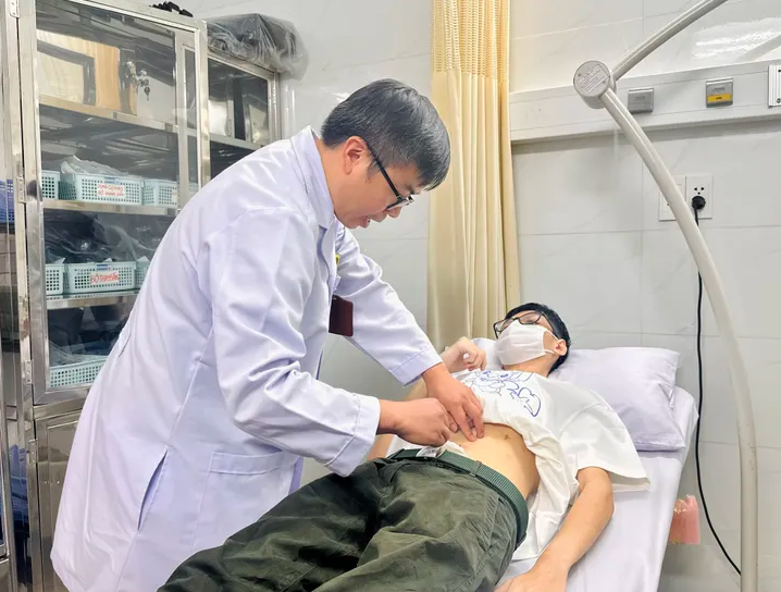Thanh niên 19 tuổi bị thủng dạ dày do thức khuya, nghiện game - Ảnh 1 Thanh niên 19 tuổi bị thủng dạ dày do thức khuya, nghiện game - Ảnh 1