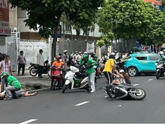 Taxi công nghệ tông loạt xe máy ở TP.HCM: Nhiều người bị thương nằm la liệt giữa đường