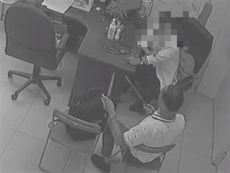 Nam bác sĩ bị đồng nghiệp cầm 2 dao tấn công tại phòng khám