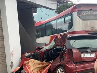 Xe khách 45 chỗ mất lái, đâm vào nhà dân làm 1 người tử vong, 2 người trọng thương