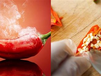 Chỉ cần mẹo nhỏ này, bạn cứ cắt ớt thả ga mà không lo cay mắt hay rát tay