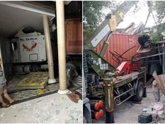 Đang ngủ, 3 hộ dân bị "hung thần" xe container lao qua dải phân cách, đâm xuyên thủng vào nhà