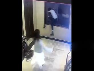 Cãi nhau với bạn gái, nam thanh niên tức giận ném ba lô rồi lao qua cửa sổ của khách sạn và cái kết 