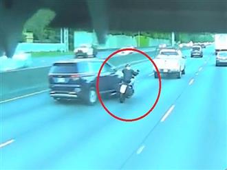 Nghi xảy ra mâu thuẫn, tài xế xe cố tình đánh lái hất người đi xe máy văng khỏi cao tốc rồi bỏ chạy 