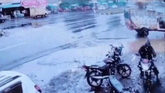 Tai nạn kinh hoàng, ô tô con bị xe tải húc văng, kéo lê hơn 100 mét trên đường khiến người xem sợ thót tim 
