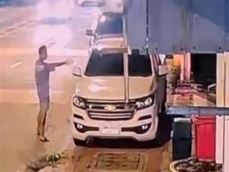 Tức giận vì nam nhân viên ngoại tình với vợ mình, chủ cửa hàng bán thịt dê đã dùng súng bắn đối thủ tử vong
