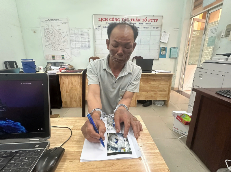 NÓNG: Toàn bộ lời khai ớn lạnh của kẻ phóng hỏa nhà trọ khiến 3 người tử vong ở TPHCM - Ảnh 1 NÓNG: Toàn bộ lời khai ớn lạnh của kẻ phóng hỏa nhà trọ khiến 3 người tử vong ở TPHCM - Ảnh 1