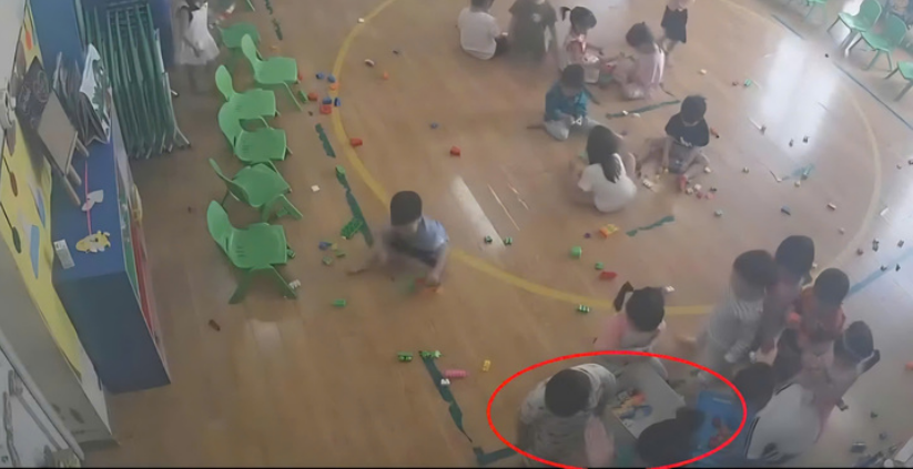 NÓNG: Xôn xao clip cô giáo mầm non đưa bé 22 tháng tuổi vào góc lớp đánh liên tiếp tại Bắc Ninh - Ảnh 1