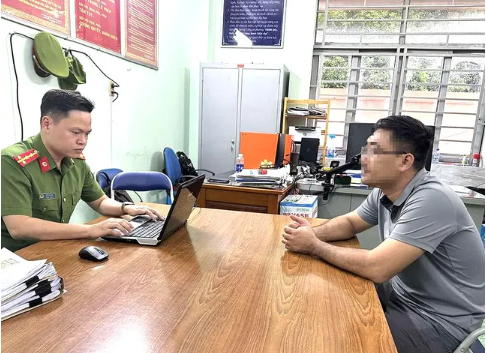 NÓNG: Công an củng cố hồ sơ xử phạt người đàn ông lao ra từ ô tô đạp ngã nữ tài xế xe ôm ở Bình Dương - Ảnh 2 NÓNG: Công an củng cố hồ sơ xử phạt người đàn ông lao ra từ ô tô đạp ngã nữ tài xế xe ôm ở Bình Dương - Ảnh 2