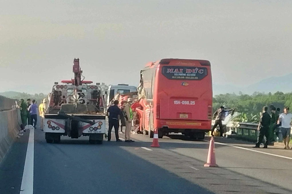Tai nạn nghiêm trọng giữa xe khách và xe đầu kéo trên cao tốc Đà Nẵng – Quảng Ngãi, 2 người tử vong tại chỗ - Ảnh 3 Tai nạn nghiêm trọng giữa xe khách và xe đầu kéo trên cao tốc Đà Nẵng – Quảng Ngãi, 2 người tử vong tại chỗ - Ảnh 3