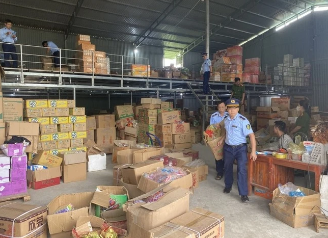 Triệt phá kho hàng lậu gần 35.000 sản phẩm, nhiều loại chân gà, cánh gà, xúc xích đã thối rữa - Ảnh 1 Triệt phá kho hàng lậu gần 35.000 sản phẩm, nhiều loại chân gà, cánh gà, xúc xích đã thối rữa - Ảnh 1