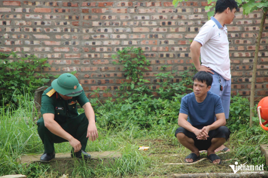 Anh trai nạn nhân đi xe máy mất tích khi lao xuống “hố tử thần”: Ngày đêm túc trực tại hiện trường, khắc khoải hy vọng - Ảnh 1 Anh trai nạn nhân đi xe máy mất tích khi lao xuống “hố tử thần”: Ngày đêm túc trực tại hiện trường, khắc khoải hy vọng - Ảnh 1