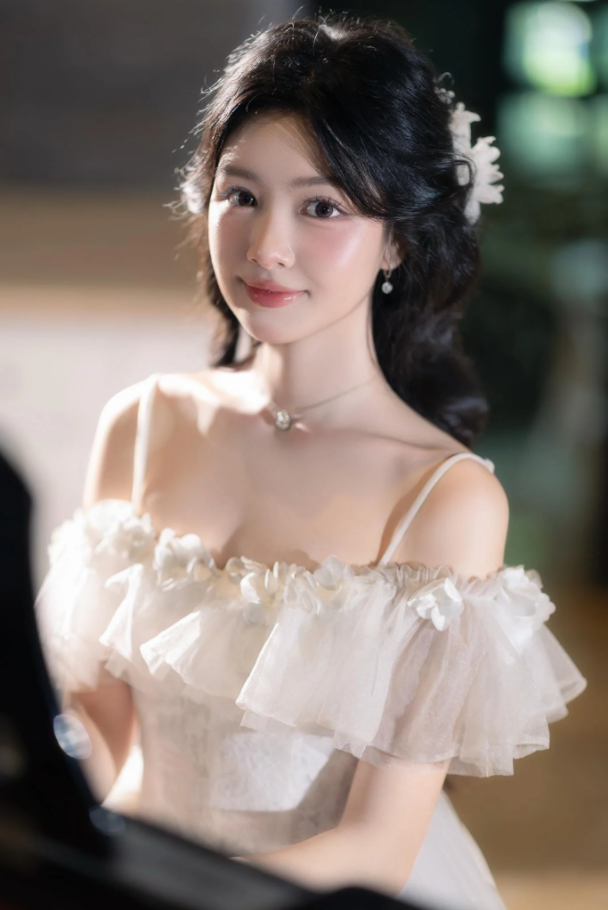 Con gái MC Quyền Linh đáp trả khéo nhận định 'sinh ra ở vạch đích' - Ảnh 1 Con gái MC Quyền Linh đáp trả khéo nhận định 'sinh ra ở vạch đích' - Ảnh 1