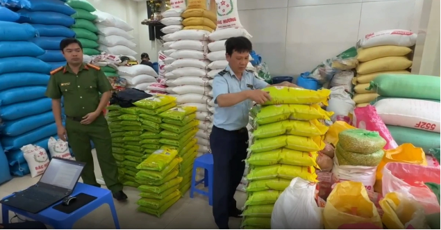 Nóng: Hà Nội phát hiện nhiều cửa hàng bán gạo giả thương hiệu gạo nổi tiếng ST25 - Ảnh 1 Nóng: Hà Nội phát hiện nhiều cửa hàng bán gạo giả thương hiệu gạo nổi tiếng ST25 - Ảnh 1
