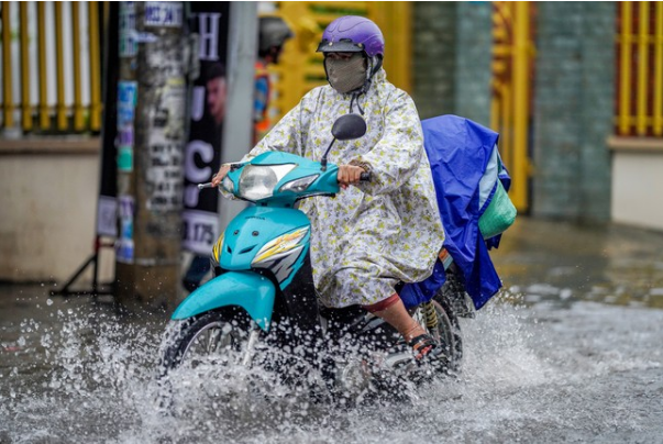 TPHCM và Nam Bộ bước vào cao điểm mưa dông: Người đi đường chú ý các điểm ngập, cống thoát nước - Ảnh 1 TPHCM và Nam Bộ bước vào cao điểm mưa dông: Người đi đường chú ý các điểm ngập, cống thoát nước - Ảnh 1