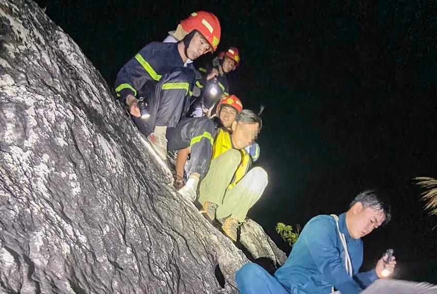 Khánh Hòa: Cứu kịp thời 3 thanh niên bị lạc trên núi Hoàng Ngưu Sơn, có biểu hiện mệt mỏi, đuối sức - Ảnh 1 Khánh Hòa: Cứu kịp thời 3 thanh niên bị lạc trên núi Hoàng Ngưu Sơn, có biểu hiện mệt mỏi, đuối sức - Ảnh 1