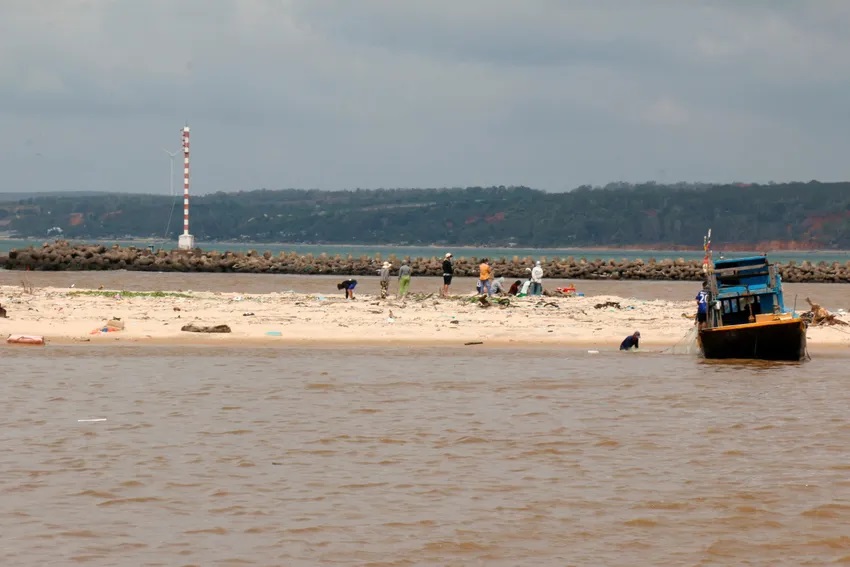 Bơi ở cửa biển Phan Thiết trong lúc mưa dông lớn, 6 thanh niên gặp nạn, 1 người mất tích vẫn chưa tìm được - Ảnh 1 Bơi ở cửa biển Phan Thiết trong lúc mưa dông lớn, 6 thanh niên gặp nạn, 1 người mất tích vẫn chưa tìm được - Ảnh 1