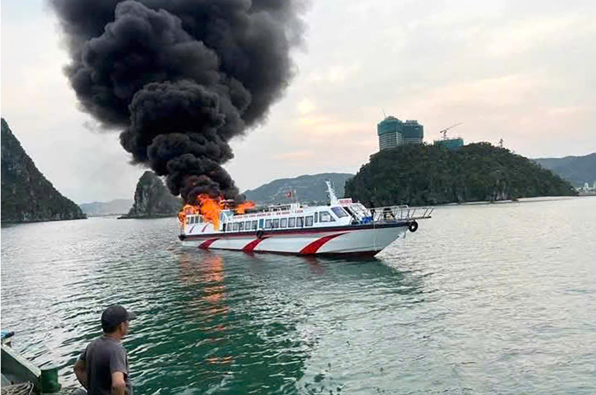 Quảng Ninh: Tàu khách cao tốc bốc cháy dữ dội trên biển Vân Đồn, 5 thuyền viên hoảng hốt nhảy xuống biển thoát thân - Ảnh 1 Quảng Ninh: Tàu khách cao tốc bốc cháy dữ dội trên biển Vân Đồn, 5 thuyền viên hoảng hốt nhảy xuống biển thoát thân - Ảnh 1