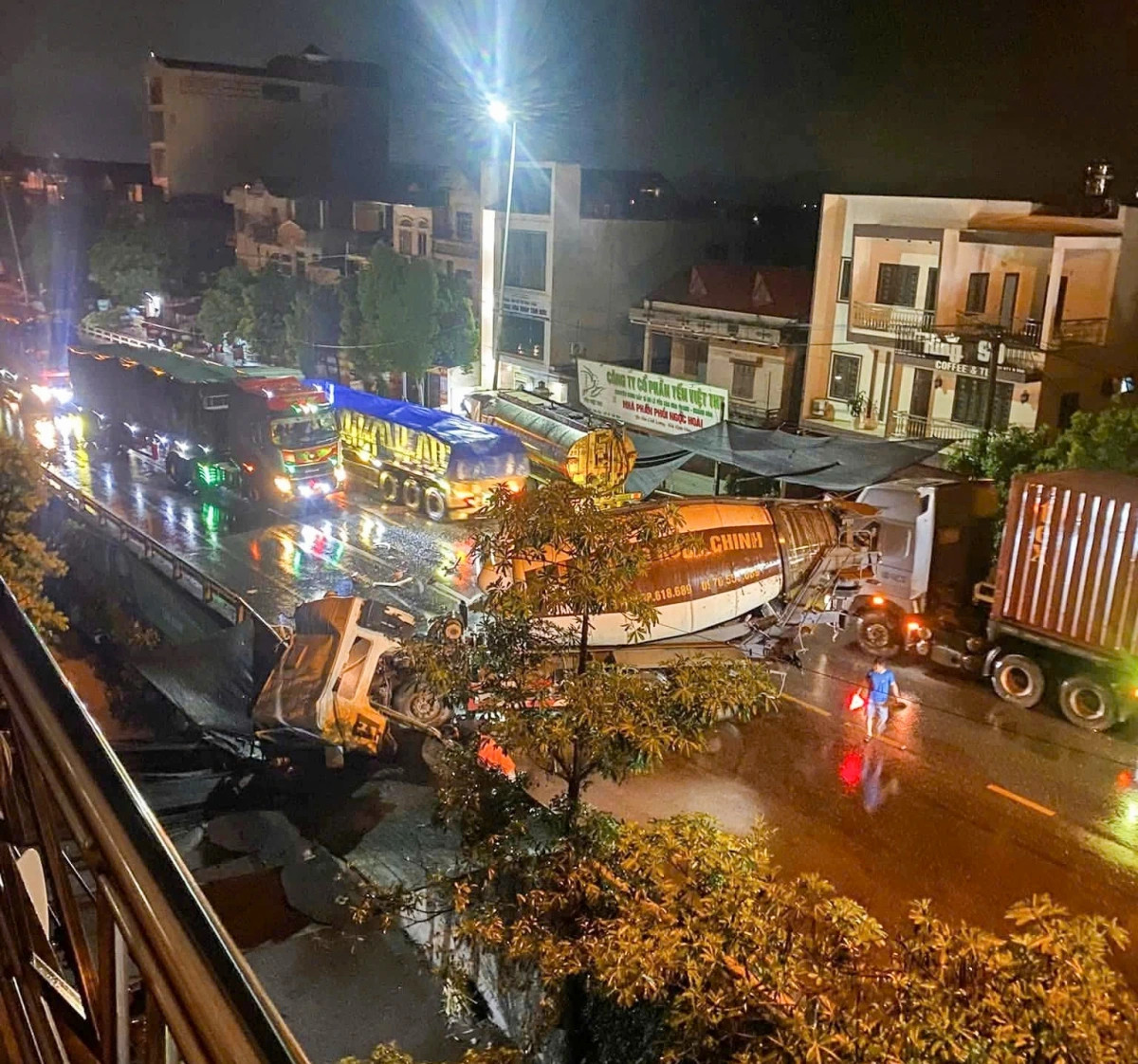Va chạm giao thông nghiêm trọng, 2 xe bồn tông nhau đến móp méo, 1 xe mất lái treo lơ lửng trên lan can - Ảnh 1 Va chạm giao thông nghiêm trọng, 2 xe bồn tông nhau đến móp méo, 1 xe mất lái treo lơ lửng trên lan can - Ảnh 1