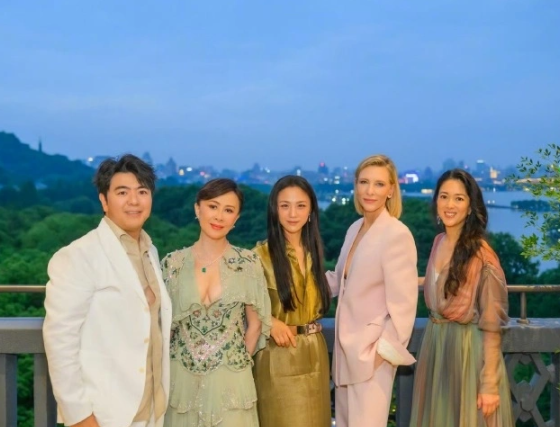 Lưu Gia Linh 'gây sốt' diện váy hở bạo ở tuổi 60, tiết lộ cuộc sống hôn nhân với Lương Triều Vỹ - Ảnh 2