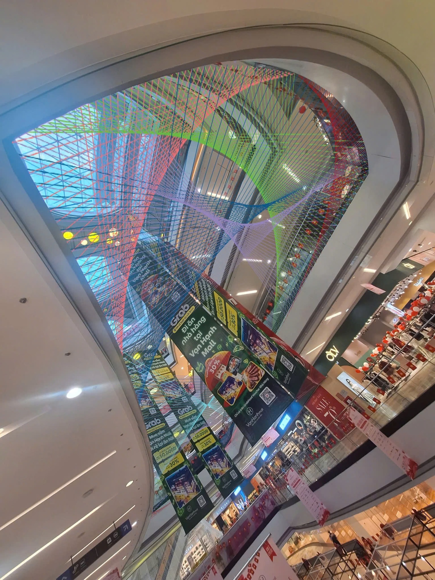 Hình ảnh MỚI NHẤT ở Vạn Hạnh Mall: Trang trí thêm nhiều chi tiết cho lưới an toàn, nhận được vô vàn lời khen - Ảnh 3 Hình ảnh MỚI NHẤT ở Vạn Hạnh Mall: Trang trí thêm nhiều chi tiết cho lưới an toàn, nhận được vô vàn lời khen - Ảnh 3