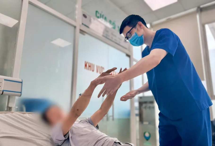 Người đàn ông co cứng toàn thân, tự cắn lưỡi do bị sốc nhiệt do làm việc ngoài trời nắng nóng - Ảnh 1 Người đàn ông co cứng toàn thân, tự cắn lưỡi do bị sốc nhiệt do làm việc ngoài trời nắng nóng - Ảnh 1