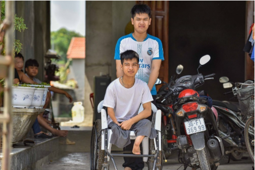 Nam sinh '10 năm được bạn cõng tới trường': Chính thức tốt nghiệp ĐH Bách khoa loại giỏi, điểm toàn khóa (CPA) 3.23/4 - Ảnh 1 Nam sinh '10 năm được bạn cõng tới trường': Chính thức tốt nghiệp ĐH Bách khoa loại giỏi, điểm toàn khóa (CPA) 3.23/4 - Ảnh 1