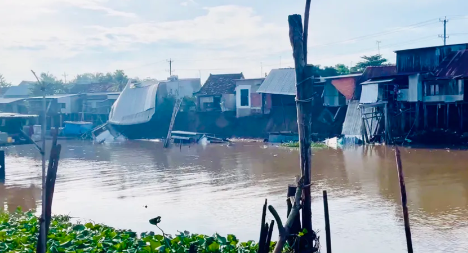 Sạt lở nghiêm trọng ở An Giang, 6 căn nhà rơi xuống sông, nhiều người tháo chạy khỏi nhà - Ảnh 4 Sạt lở nghiêm trọng ở An Giang, 6 căn nhà rơi xuống sông, nhiều người tháo chạy khỏi nhà - Ảnh 4