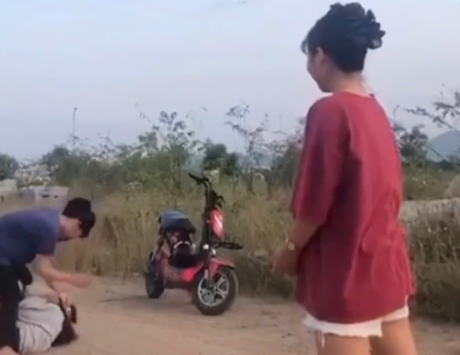Bình Định: Công an vào cuộc vụ nữ sinh lớp 8 bị túm tóc, đánh hội đồng gây xôn xao dư luận - Ảnh 3