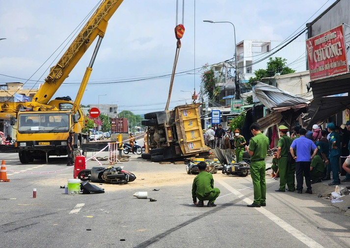 Nguyên nhân xe tải tông xe máy nằm la liệt, nữ chủ tiệm tạp hóa tử vong, nhiều người bị thương - Ảnh 4 Nguyên nhân xe tải tông xe máy nằm la liệt, nữ chủ tiệm tạp hóa tử vong, nhiều người bị thương - Ảnh 4