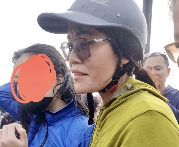 Cô giáo tiểu học liều mình, lao xuống dòng nước chảy xiết cứu học sinh nhảy cầu - Ảnh 2 Cô giáo tiểu học liều mình, lao xuống dòng nước chảy xiết cứu học sinh nhảy cầu - Ảnh 2