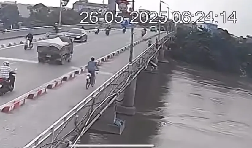 Khen thưởng cô giáo ở Nam Định dũng cảm lao xuống dòng nước xiết cứu nữ sinh đuối nước - Ảnh 2 Khen thưởng cô giáo ở Nam Định dũng cảm lao xuống dòng nước xiết cứu nữ sinh đuối nước - Ảnh 2