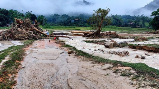 Trận lũ quét tràn xuống trong đêm ở Nghệ An: Bản biên giới tan hoang, nhiều tài sản bị cuốn trôi - Ảnh 1 Trận lũ quét tràn xuống trong đêm ở Nghệ An: Bản biên giới tan hoang, nhiều tài sản bị cuốn trôi - Ảnh 1