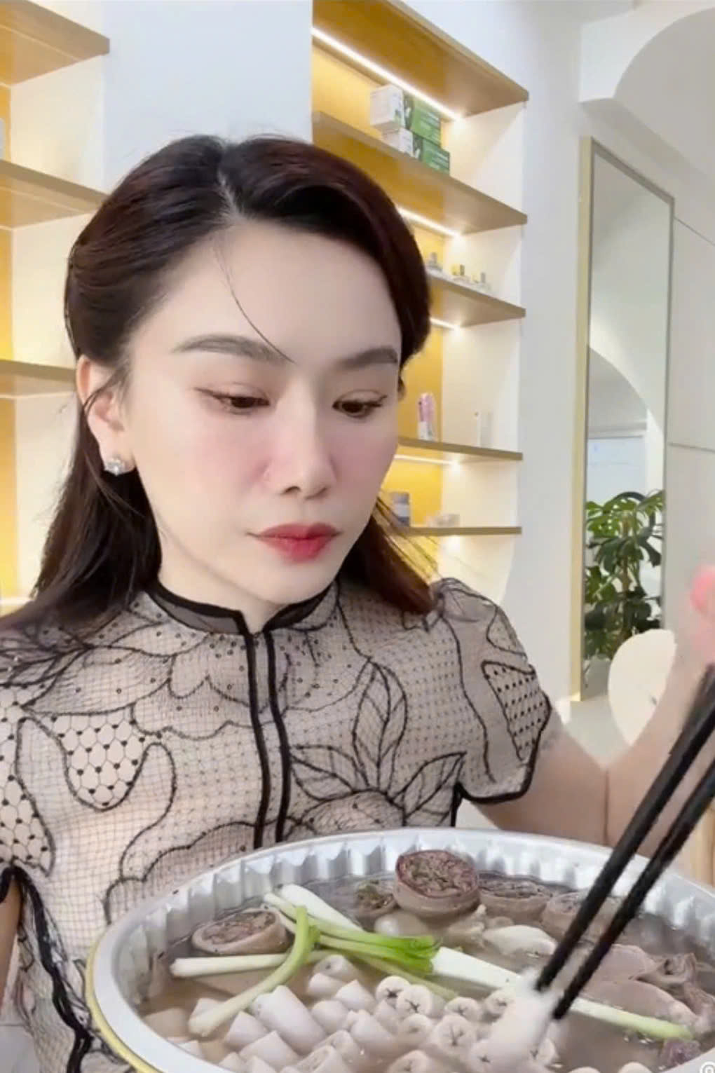 MC Anh Thơ lên tiếng về đoạn clip ăn lòng se điếu bỗng viral trở lại: 'Tôi sẽ không bao giờ ăn lòng xe điếu nữa' - Ảnh 1 MC Anh Thơ lên tiếng về đoạn clip ăn lòng se điếu bỗng viral trở lại: 'Tôi sẽ không bao giờ ăn lòng xe điếu nữa' - Ảnh 1